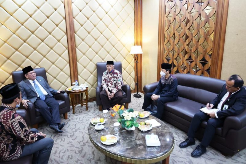 Ketua DPD RI, AA LaNyalla Mahmud Mattalitti saat bertemu dengan Ketua Umum DPP IPI, KH Abdul Muhaimin di Ruang Tunggu Pimpinan Nusantara V Komplek Parlemen Senayan, Selasa (11/1/2022)
