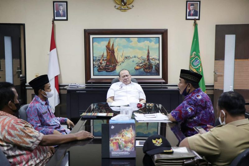 Ketua DPD RI, AA LaNyalla Mahmud Mattalitti menerima aspirasi Persatuan Perangkat Desa Indonesia (PPDI) Jawa Timur di Kantor Kadin Jatim, Kamis (24/2/2022)