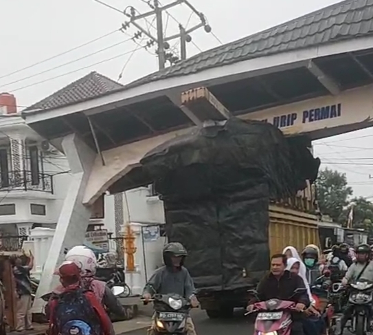 Diduga Overloading Truk Tersangkut di Gapura Jalan Kenanga 2 Lubuklinggau