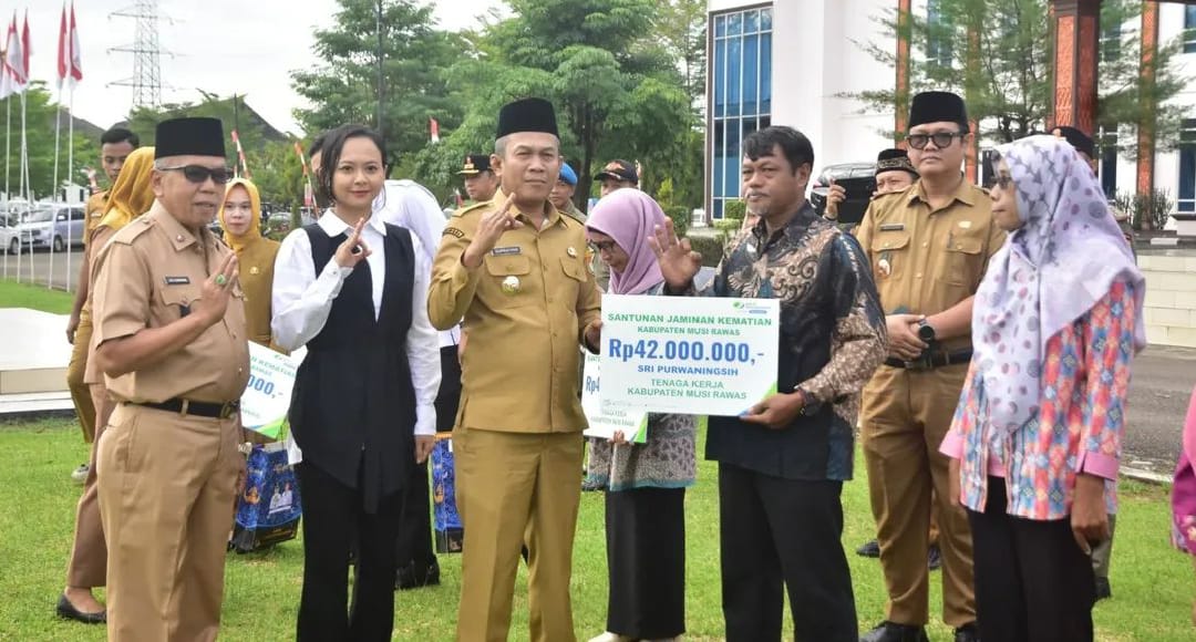 Wabup Musi Rawas Suprayitno Pimpin Apel Pagi: Serahkan Bingkisan dan Santunan bagi ASN Purna Tugas dan Ahli Waris