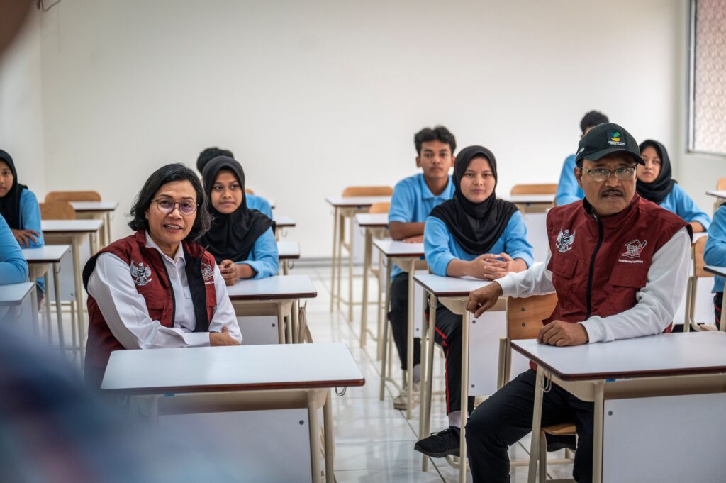 antarafoto-menkeu-dan-mensos-tinjau-sekolah-rakyat-1754826271